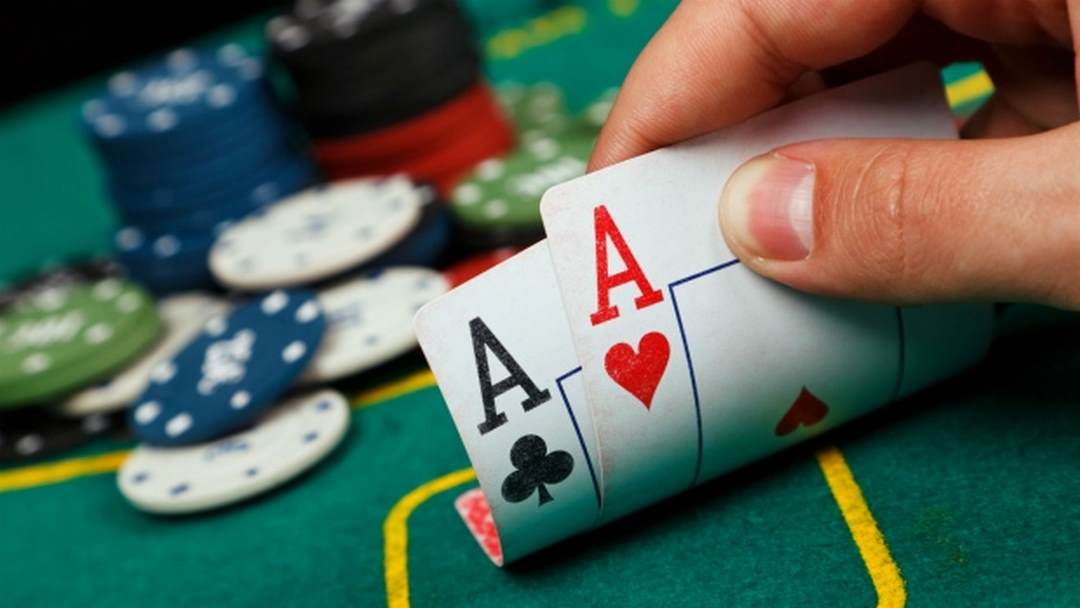 Cách đọc vị đối thủ khi chơi Poker bằng cách nói chuyện trên bàn